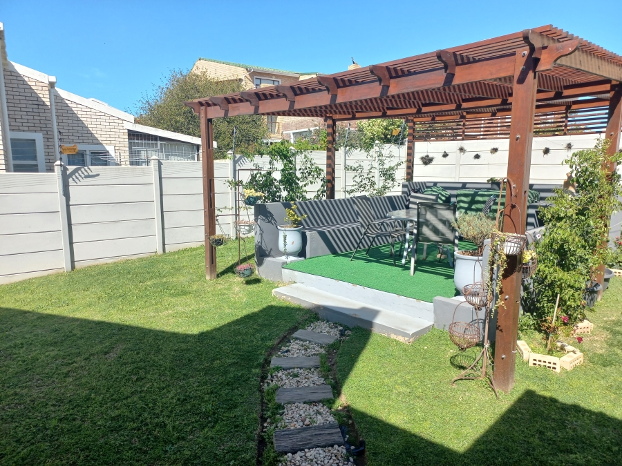 To Let 3 Bedroom Property for Rent in Wavecrest Eastern Cape